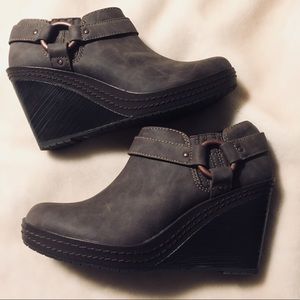 Dr. Scholl’s dark grey suede wedge